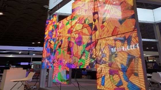 ポスター型透明LEDビジョン